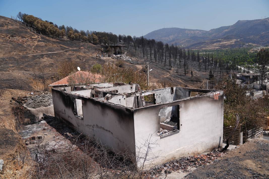 Ateş peşini İzmir'de de bırakmadı! Üç kez evi yandı 7